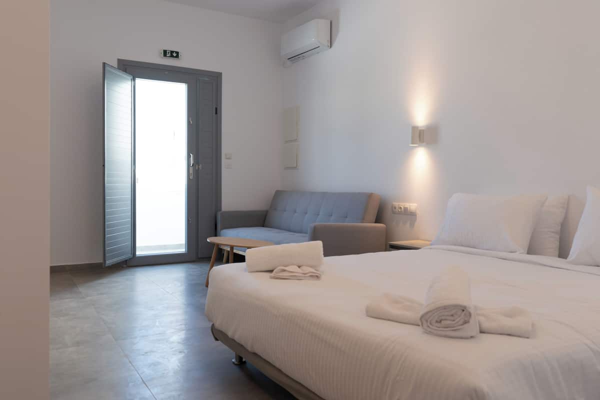 Blue Horizon Studio (Partial Sea View) First Floor | Individually decorated, desk, laptop workspace, soundproofing