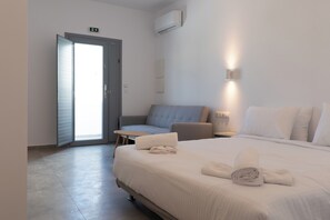 Blue Horizon Studio (Partial Sea View) First Floor | Dihias secara berasingan, meja, ruang kerja komputer riba, kalis bunyi 