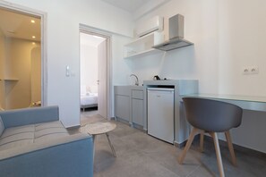 Aegean Breeze Studio (Partial Sea View) First Floor | Cocina privada | Frigobar y utensilios de cocina 