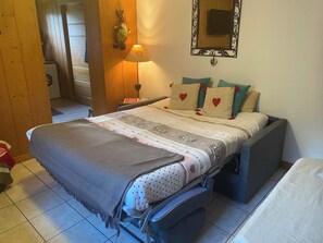 2 Schlafzimmer, Schreibtisch, Bügeleisen/Bügelbrett, Reisekinderbett