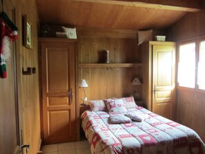 2 soverom, skrivebord, strykejern/-brett og reiseseng for barn