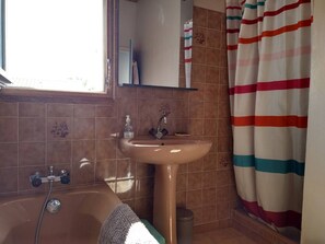 Bathroom - Charming 3BR House in Noirmoutier, Close to Beaches, Terrace, Garden, Sleeps 6 (Noirmoutier-en-l'Île)