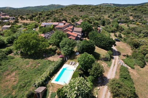 deux maisons de caractère dans un hameau avec piscine et grand jardin