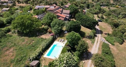 deux maisons de caractĂšre dans un hameau avec piscine et grand jardin