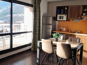 Dining - Studio for 4 with terrace, pool and parking in Jausiers (Jausiers)
