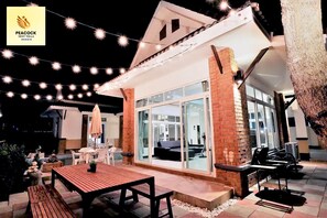 Outdoor dining - Peacock Bachelors Pool Villa (เมืองพัทยา)