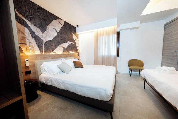 Tripla Annex Economy a 20 metri dalla Struttura, 1° piano, no ascensore, Servizi in struttura | Bathroom | Shower, rainfall showerhead, free toiletries, hair dryer - Hotel Donna Vì (Geraci Siculo)