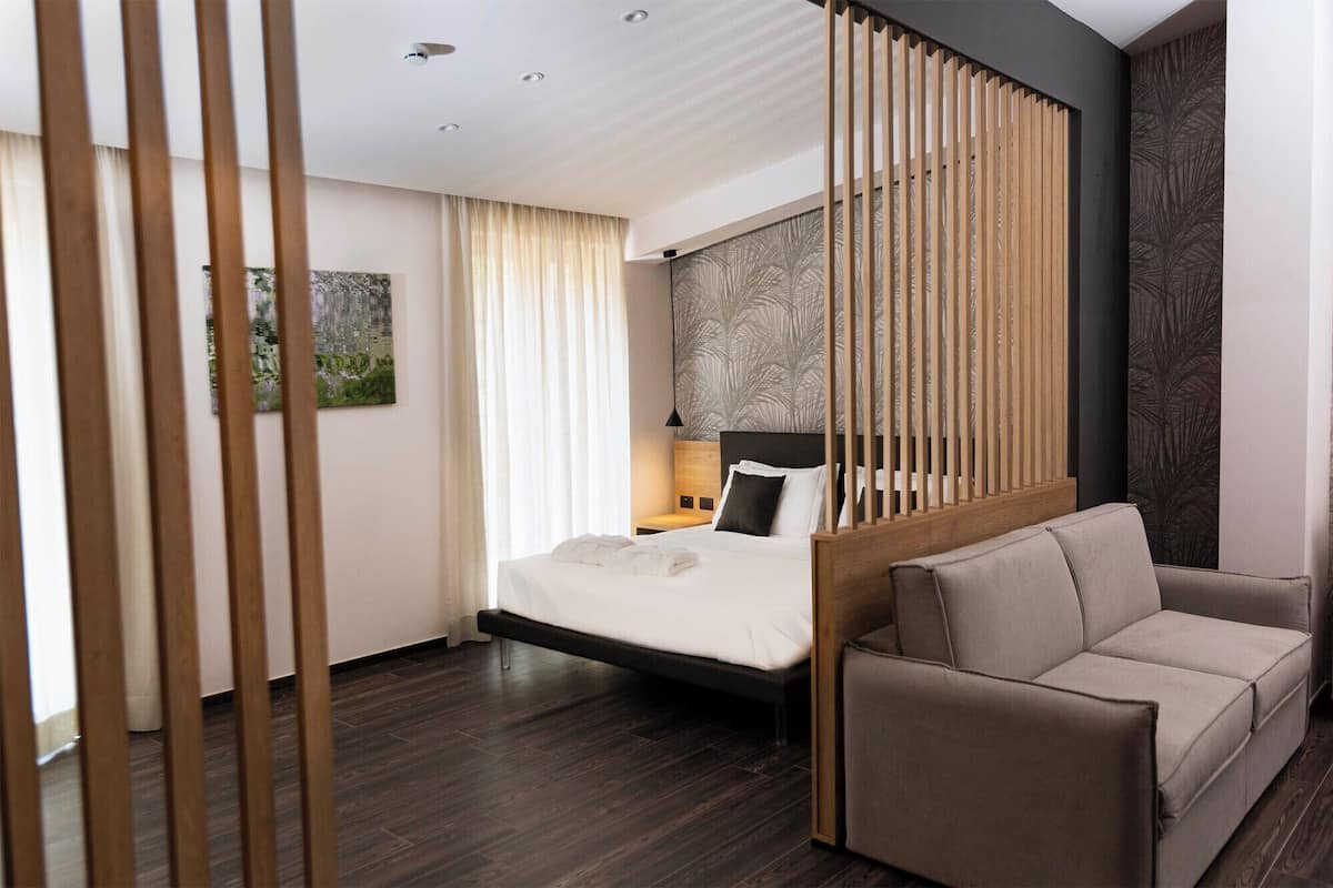 Luxury Suite | Premium bedding, down duvets, pillow-top beds, minibar