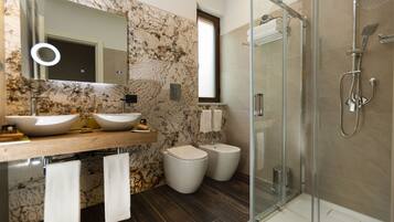 Double Room | Bathroom | Shower, rainfall showerhead, free toiletries, hair dryer
