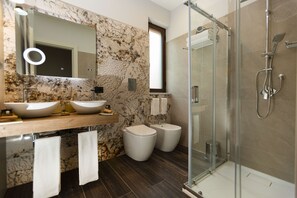 Double Room | Bathroom | Shower, rainfall showerhead, free toiletries, hair dryer - Hotel Donna Vì (Geraci Siculo)