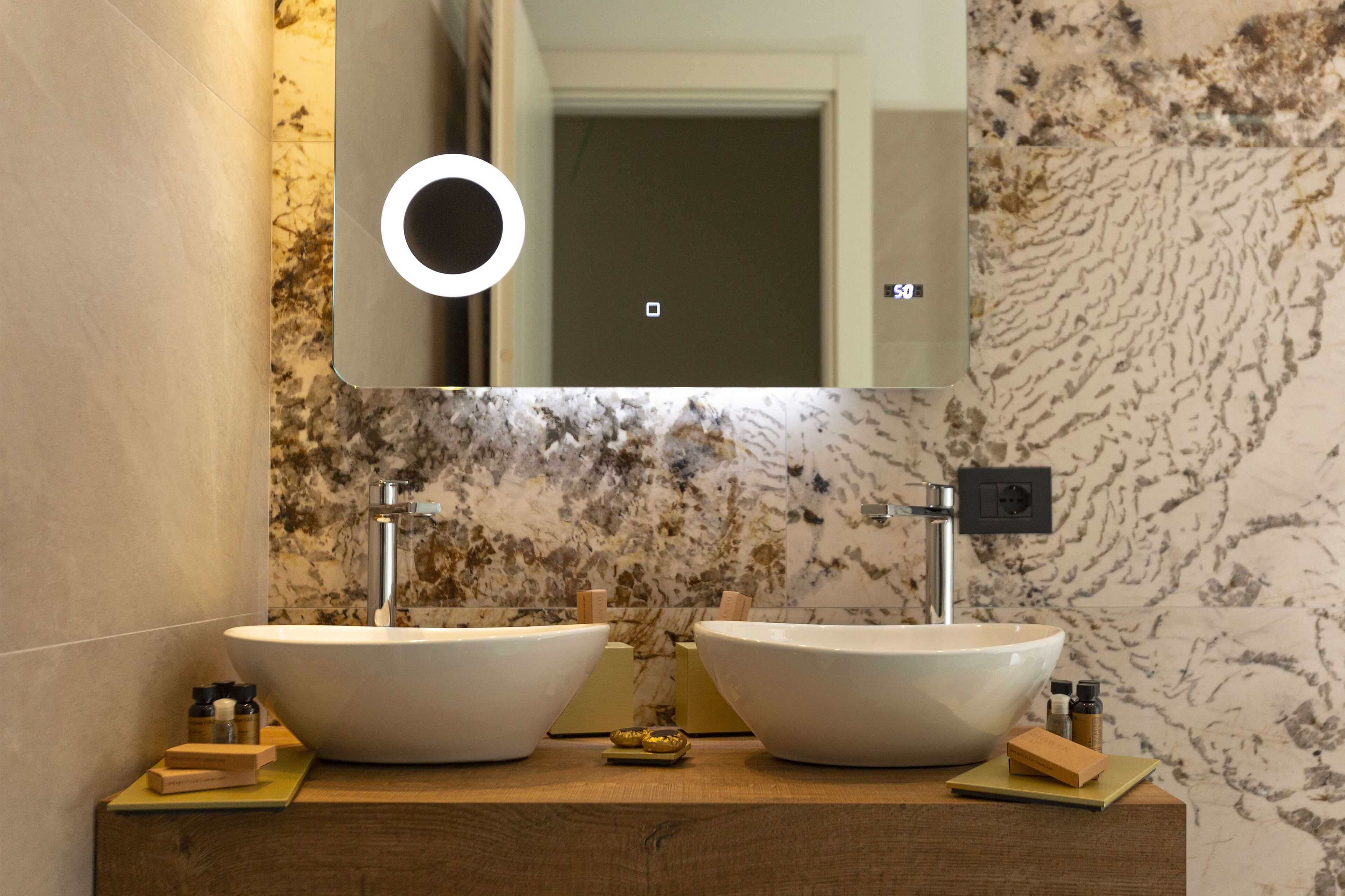 Dusche, Regendusche, kostenlose Toilettenartikel, Haartrockner