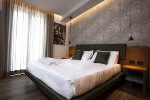 高級寝具、羽毛の掛け布団、ピロートップベッド、ミニバー