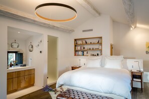 4 bedrooms, in-room safe, iron/ironing board, travel crib - An exceptional Mas in the heart of the Alpilles, 5 minutes from Saint Rémy de Provence (Saint-Rémy-de-Provence)