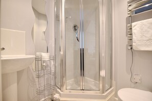 Cottage | Bathroom | Shower