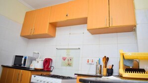 Fridge, microwave, oven, cookware/dishes/utensils - Stay.Plus Dee Safari Homestay (Syokimau)