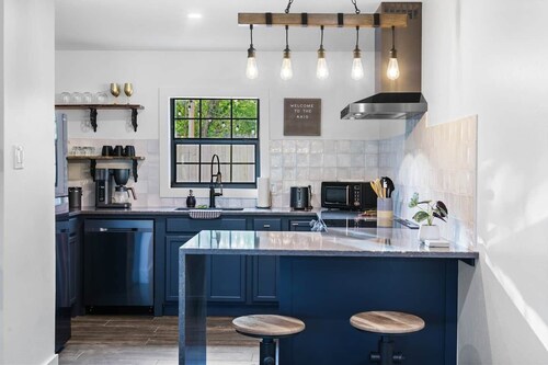 Close to Downtown!  Beautiful Kitchen, 2bd,  1bath - dog friendly