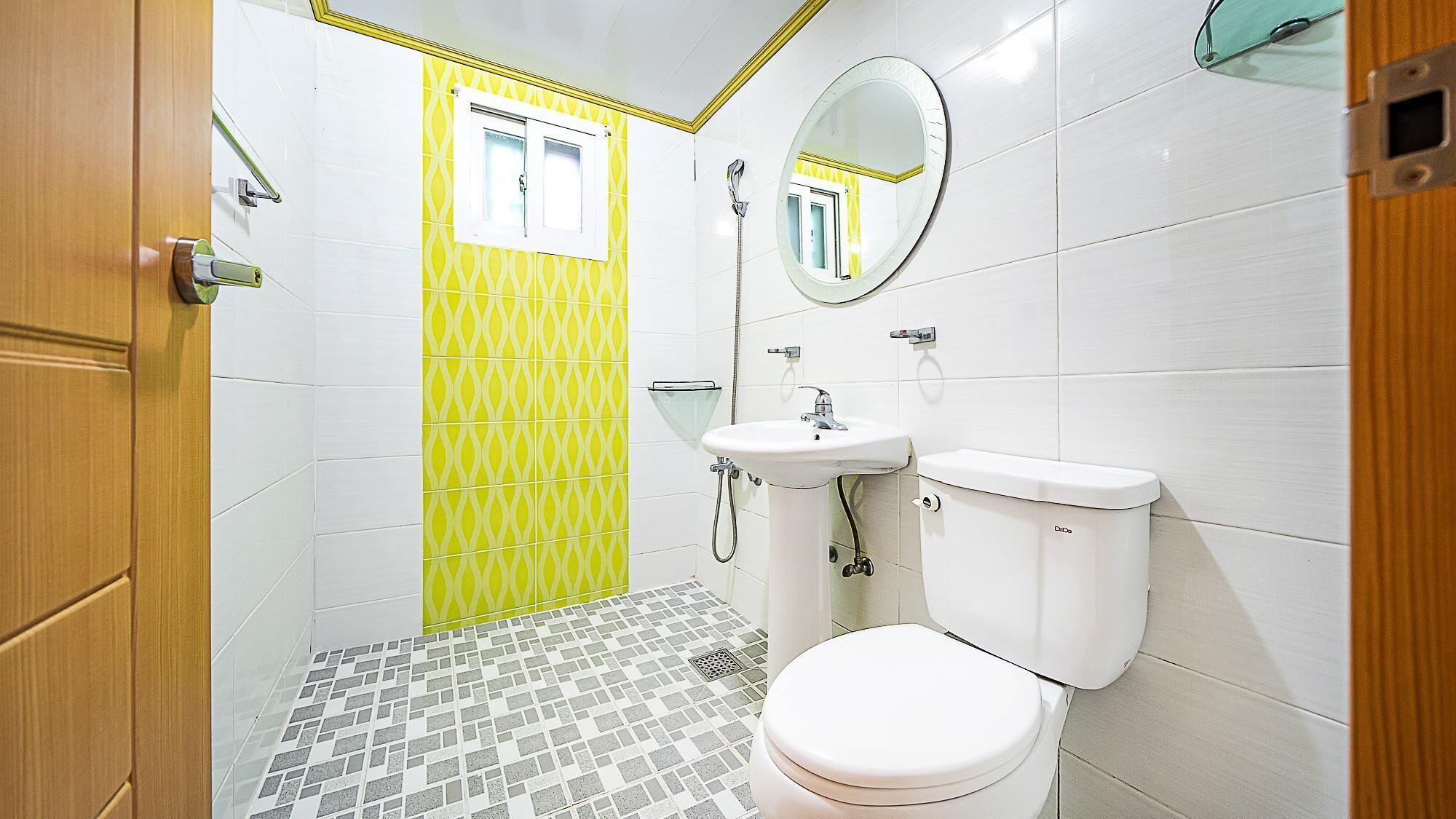Un baño con inodoro, lavamanos y ducha.