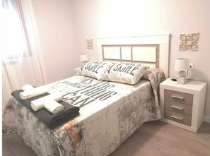 2 Schlafzimmer, Schreibtisch