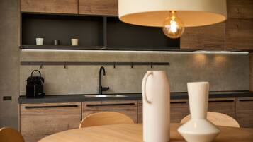 Fridge, oven, stovetop, dishwasher