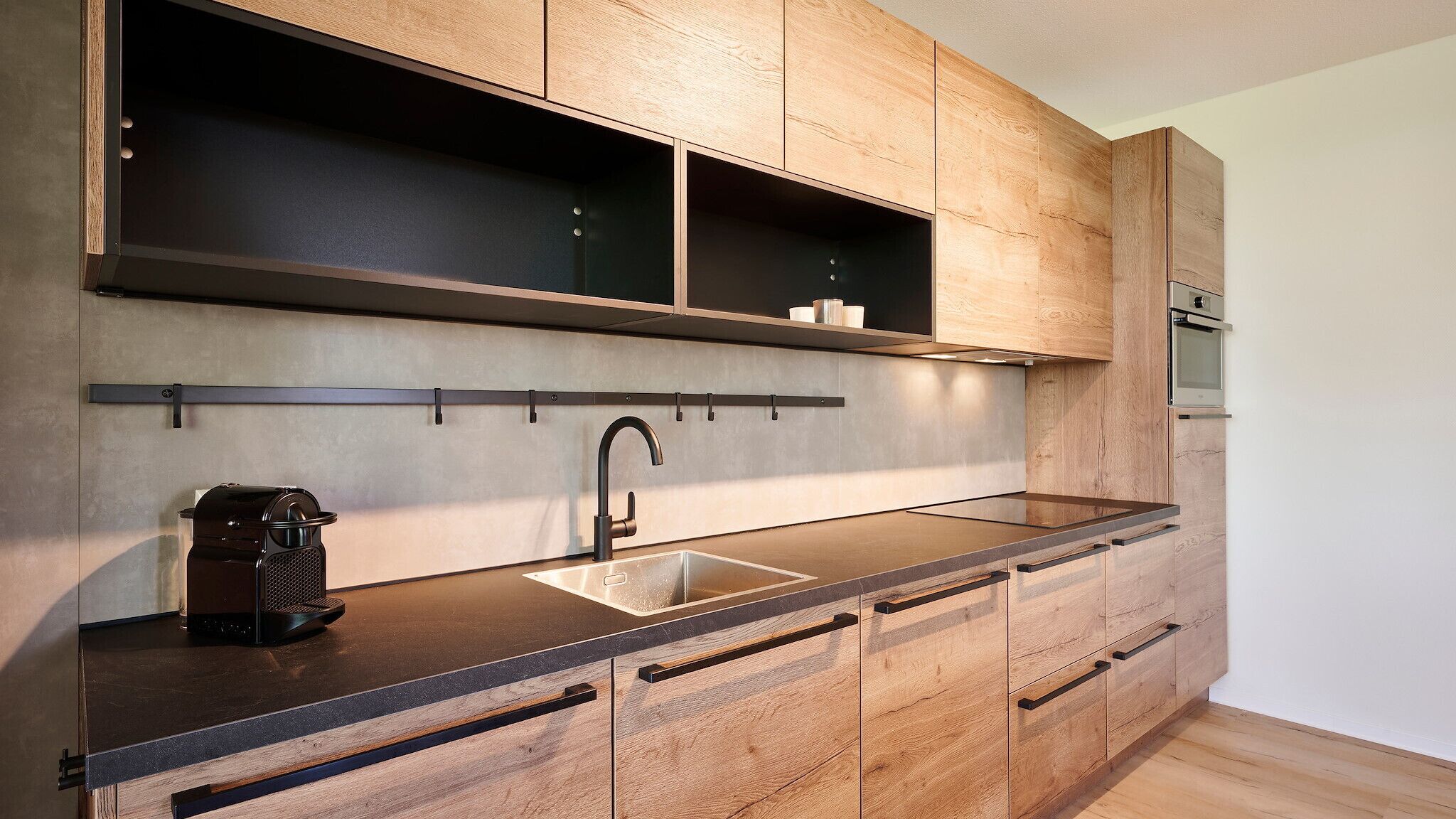 Frigorífico, horno, placa de cocina y lavavajillas