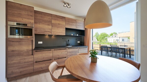 Frigorifero, microonde, forno, piano cottura
