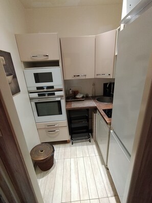 Een koelkast, een microgolfoven, een oven, een kookplaat