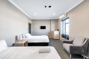 Twin Room Shared Bathroom | Minibar, free WiFi, bed sheets - Illinois Hotel (Five Dock)