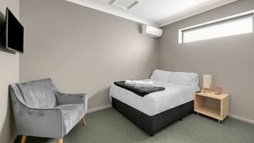 Superior Queen Room Shared Bathroom | Minibar, free WiFi, bed sheets