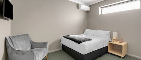 Minibar, wifi gratis y ropa de cama