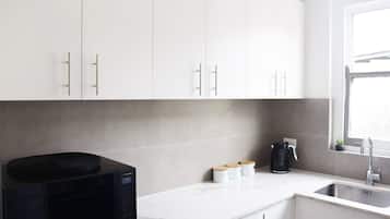 Deluxe House | Private kitchen | Electric kettle