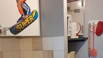 Een koelkast, een microgolfoven, een oven, een kookplaat