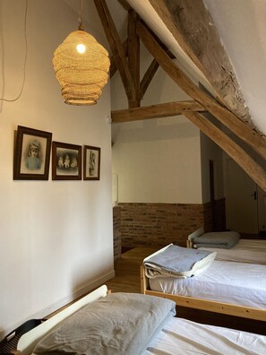13 Schlafzimmer, Schreibtisch, Bügeleisen/Bügelbrett, Reisekinderbett