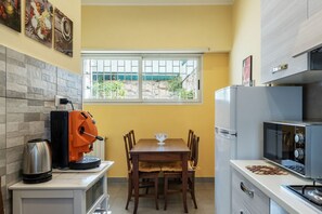 Fridge, microwave, oven, stovetop - GuestHost - Comfortable and quiet apartment of 100 sqm able to accommodate up to 4 people. Located on the ground floor, with steps for access (NOT suitable for disabled), a building in a residential and quiet area, the apartment is 10 minutes walk from S (Roma)