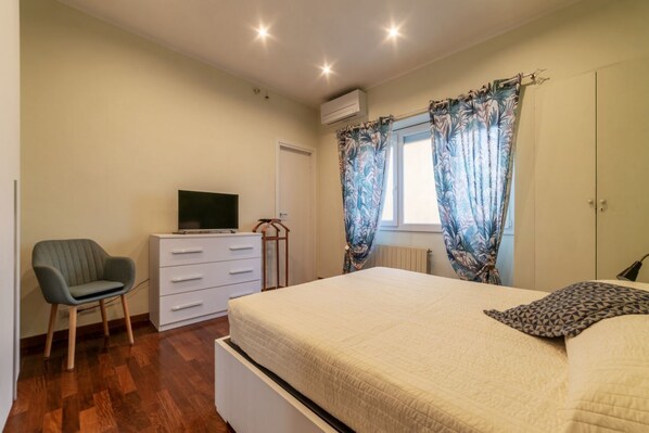 2 bedrooms, iron/ironing board, WiFi