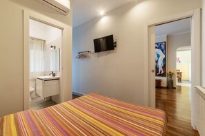 2 bedrooms, iron/ironing board, WiFi - GuestHost - Comfortable and quiet apartment of 100 sqm able to accommodate up to 4 people. Located on the ground floor, with steps for access (NOT suitable for disabled), a building in a residential and quiet area, the apartment is 10 minutes walk from S (Roma)