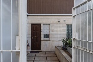 Interior - GuestHost - Comfortable and quiet apartment of 100 sqm able to accommodate up to 4 people. Located on the ground floor, with steps for access (NOT suitable for disabled), a building in a residential and quiet area, the apartment is 10 minutes walk from S (Roma)