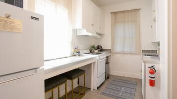 Een koelkast, een magnetron, een oven, een kookplaat