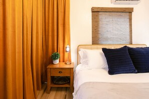1 habitación, tabla de planchar con plancha y cuna de viaje
