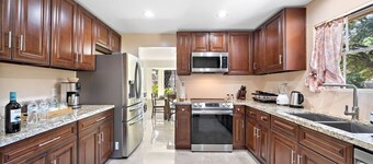 Pool Paradise | Yard BBQ | Games WiFi | Sleeps 16