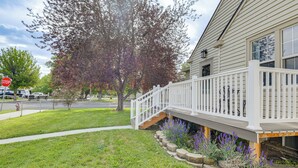 A house with a white porch, a stop sign, and a tree with red leaves. - 6 Mi to Shoshone Falls! Charming Idaho Home (Twin Falls)