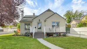 A single-story house with a front porch, a pathway leading to the entrance, and a small front yard. - 6 Mi to Shoshone Falls! Charming Idaho Home (Twin Falls)