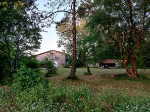 Property grounds - Beautiful stone family home with swimming pool (La Jarrie-Audouin)
