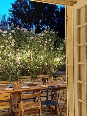 Outdoor dining - Beautiful stone family home with swimming pool (La Jarrie-Audouin)