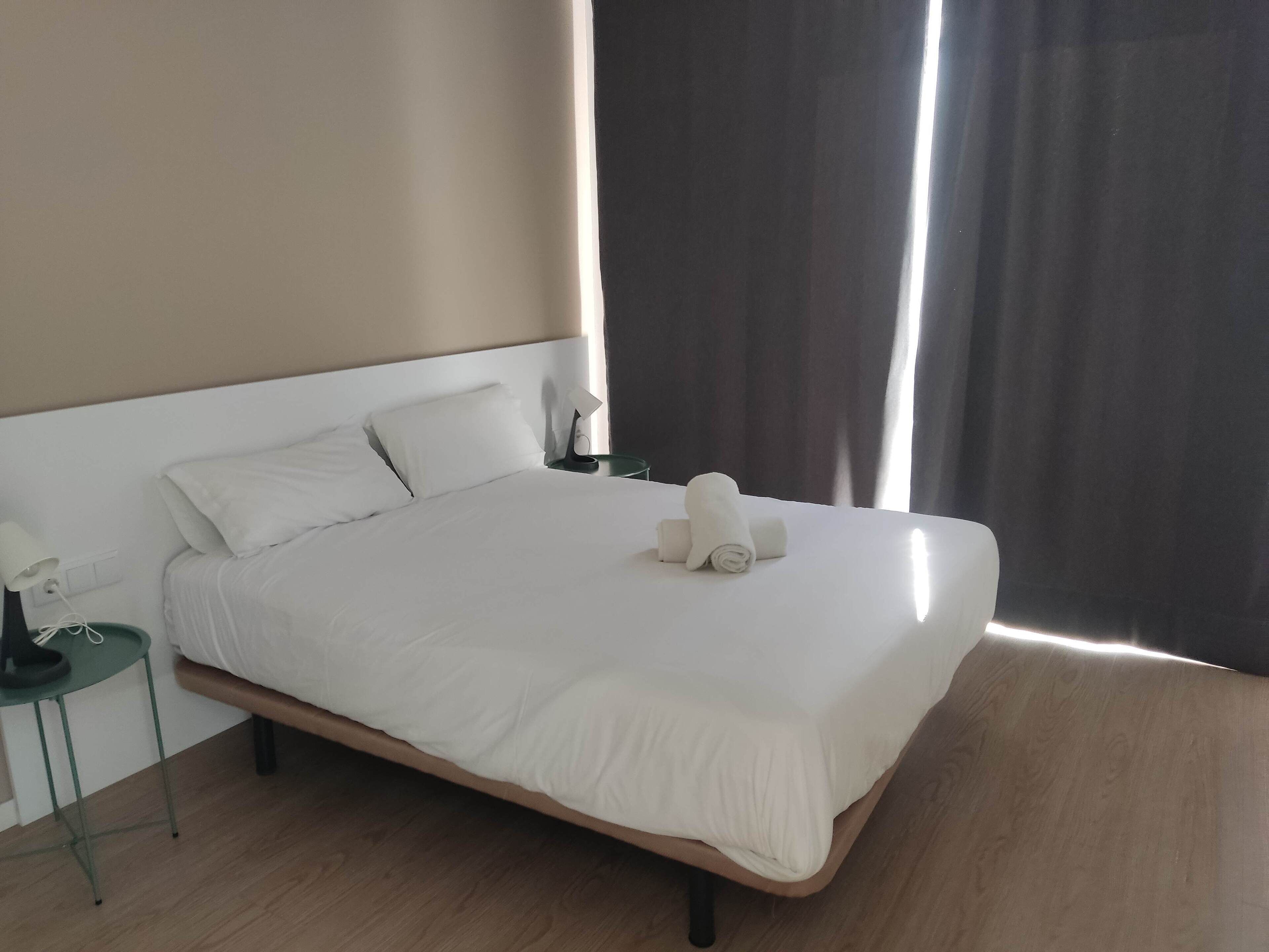 9 slaapkamers, een bureau, een strijkplank/strijkijzer, reisbedje