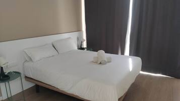 9 slaapkamers, een bureau, een strijkplank/strijkijzer, reisbedje