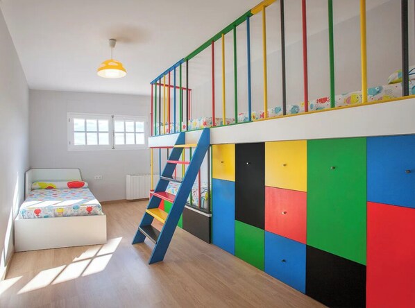 9 Schlafzimmer, Schreibtisch, Bügeleisen/Bügelbrett, Reisekinderbett
