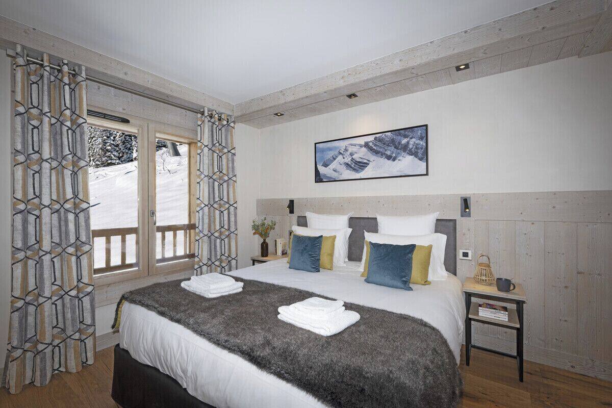 In-room safe, soundproofing, free WiFi, bed sheets