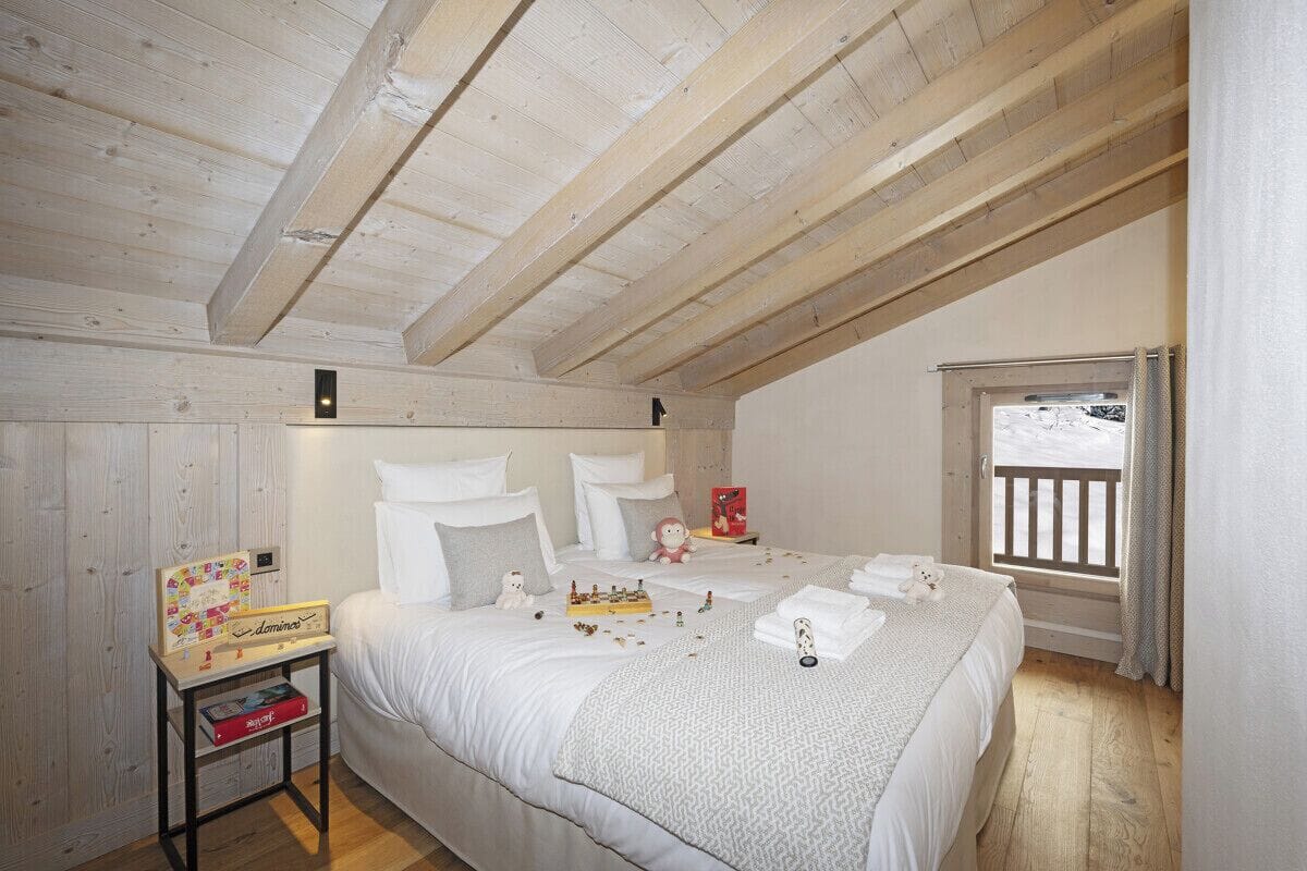 In-room safe, soundproofing, free WiFi, bed sheets