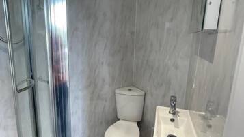 Buồng tắm vòi sen, máy sấy tóc