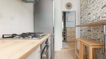 Fridge, oven, stovetop, dishwasher